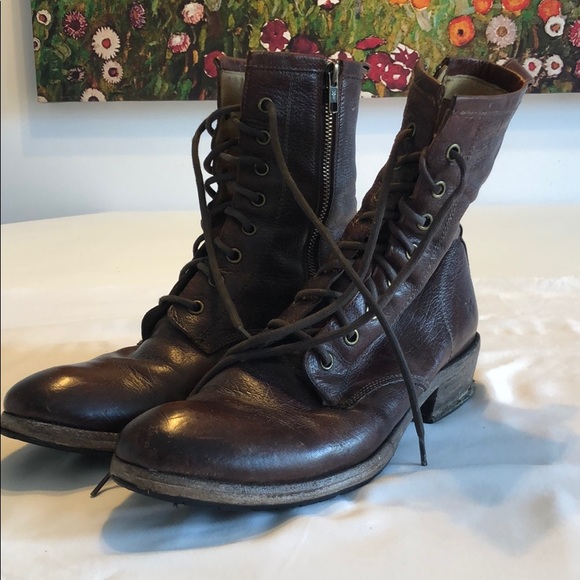 A pair of Frye Carson lace up boots size 9.